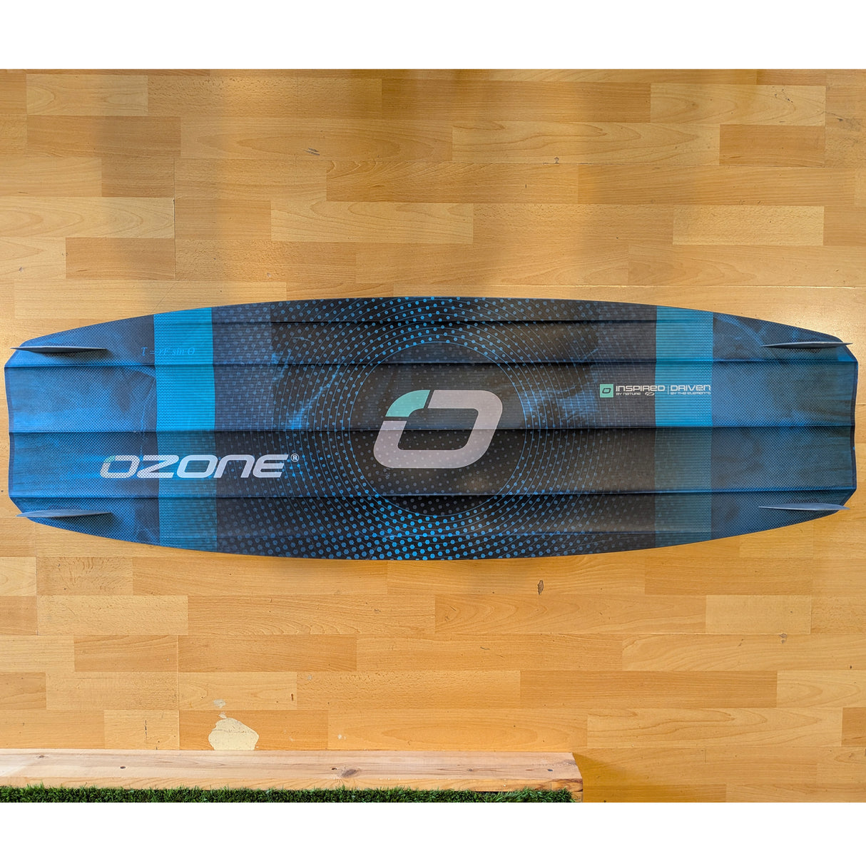 DEMO/USED Ozone Torque V4 140 Kiteboard with bindings