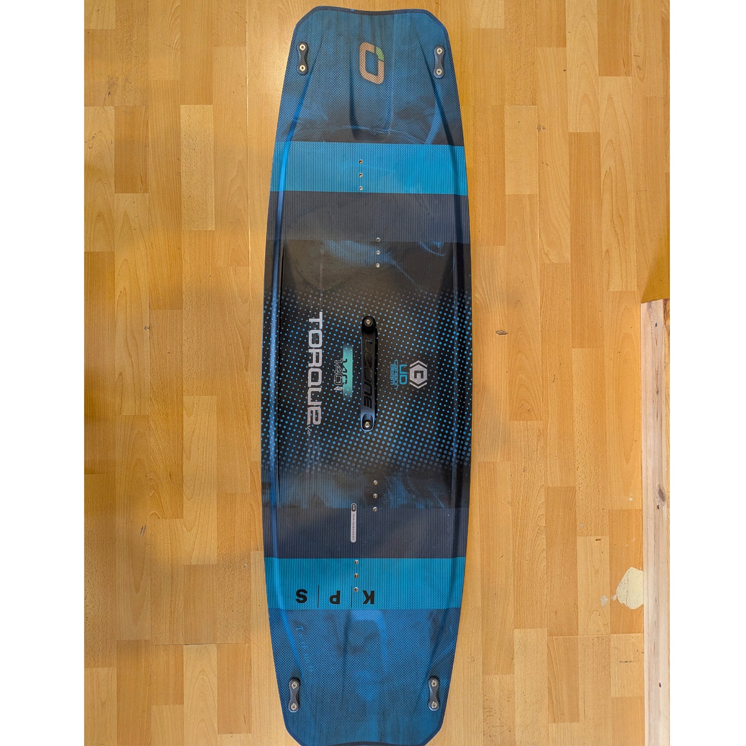 DEMO/USED Ozone Torque V4 140 Kiteboard with bindings